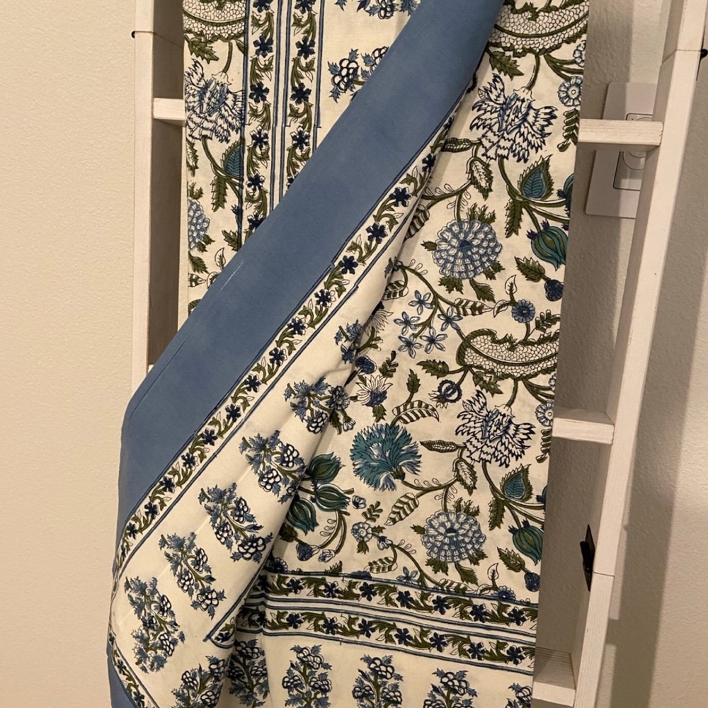 Floral All Cotton Tablecloth, one rectangle, one round, plus 4 large nappykins - Picture 2 of 7